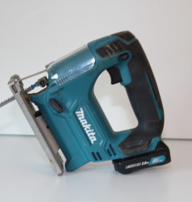 Akku-Stichsäge der Marke Makita, blau mit schwarzem Griff.