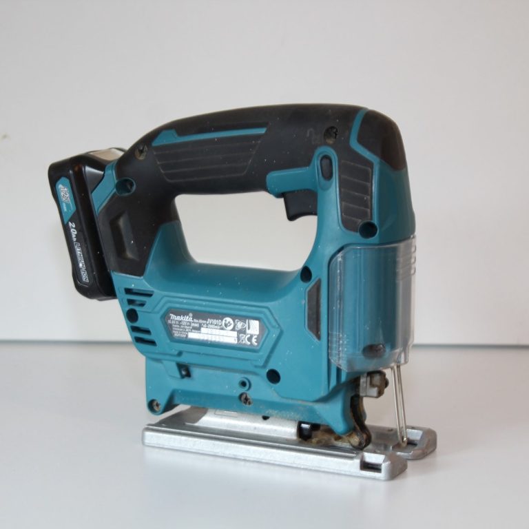 Akku-Stichsäge der Marke Makita, blau mit schwarzem Griff.