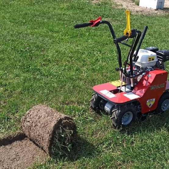 Abbruchhammer, Meißelhammer Handwerker mit einem elektrischen Meißel, der eine Wand bearbeitet.